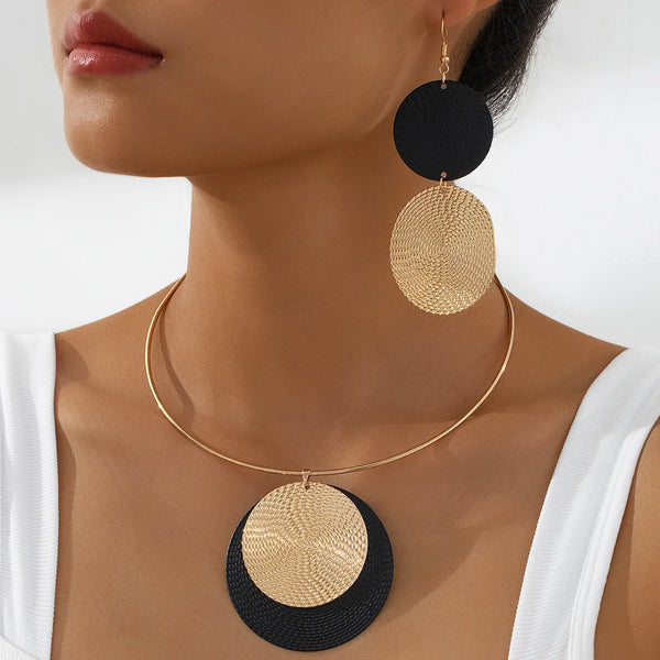 Set di 2 grandi orecchini rotondi con collana e colletto per donna, con pendenti geometrici in metallo con punti ondulati esagerati.